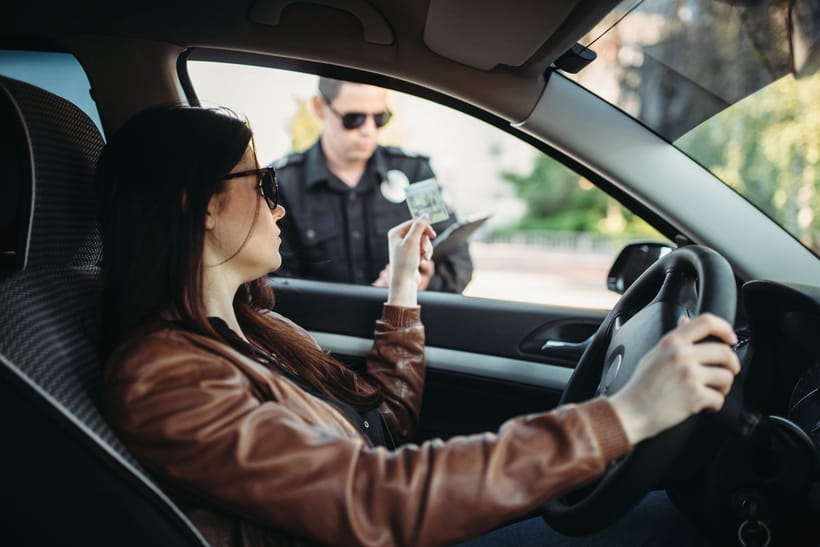¿Qué debo hacer si la policía me para?