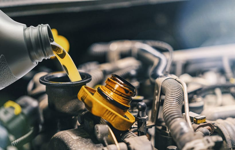 ¿Cada cuántas millas se debe cambiar el aceite de motor?