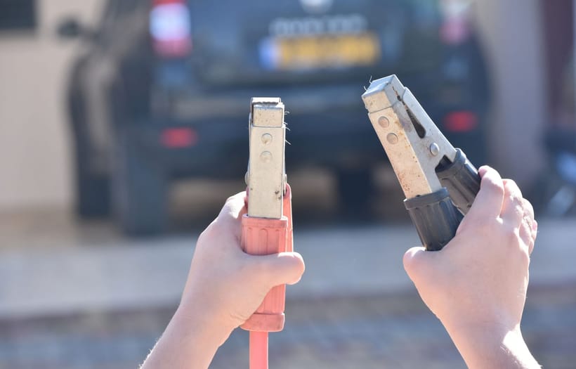 Cómo pasar corriente de carro a carro