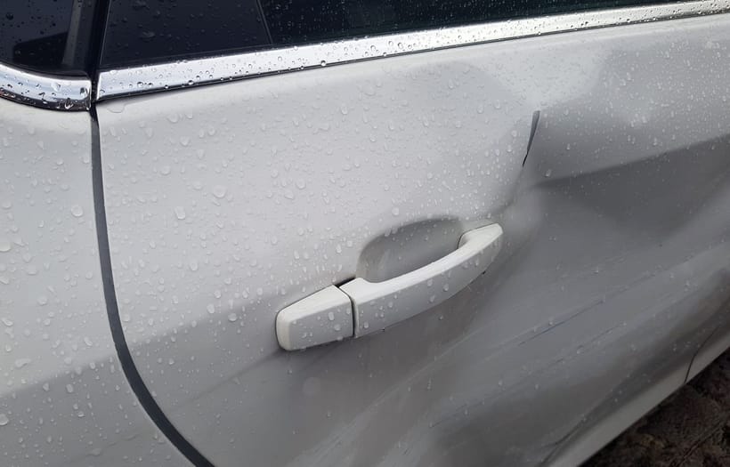 ¿Cómo sacar un golpe de un carro en la puerta?