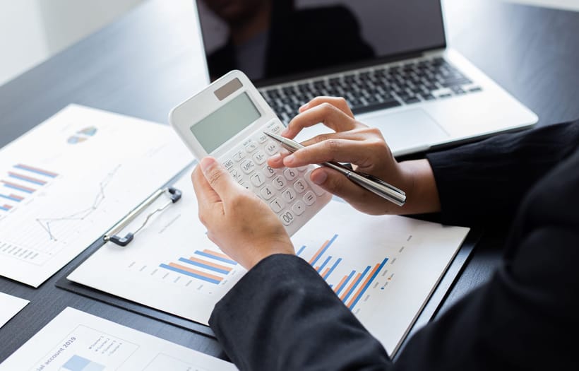 ¿Cuánto debo ganar para no pagar taxes en EE.UU.? Guía 2025