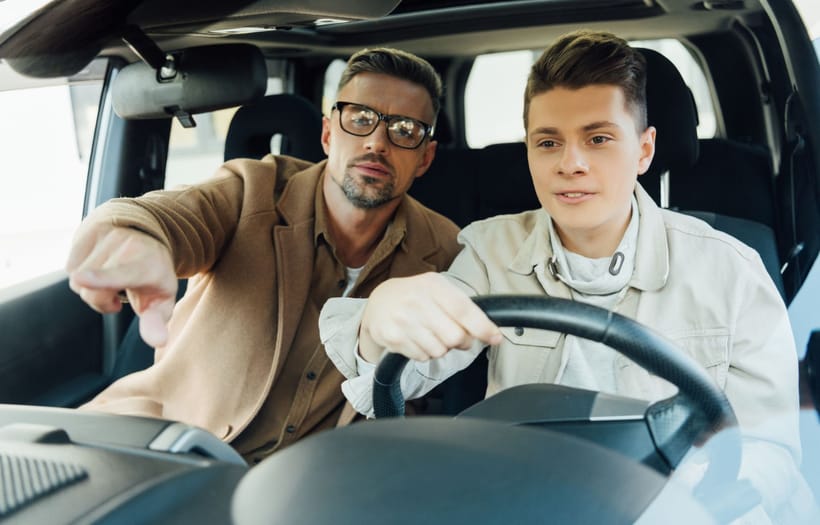 ¿Pueden mis padres quedarse con mi auto si mi nombre está en el título?