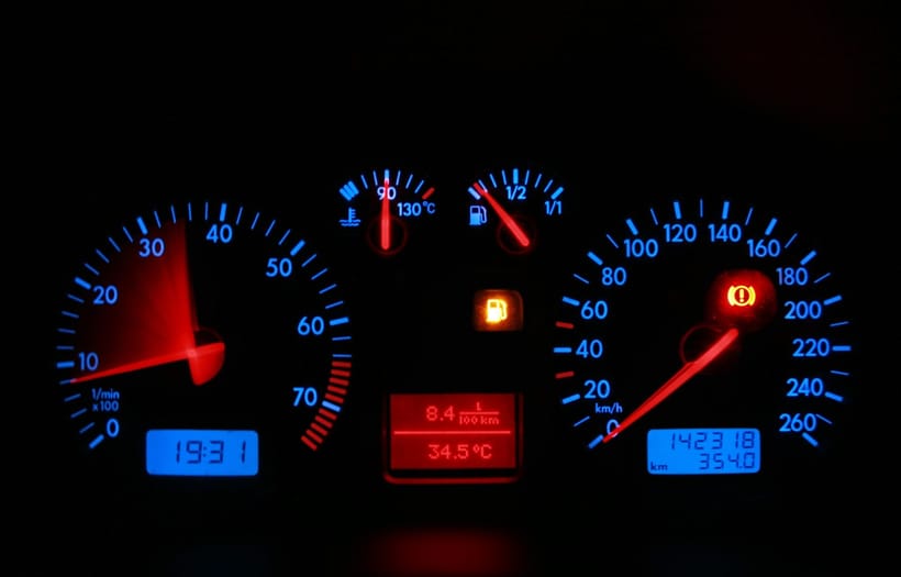 Significado de las luces del tablero de tu carro en español